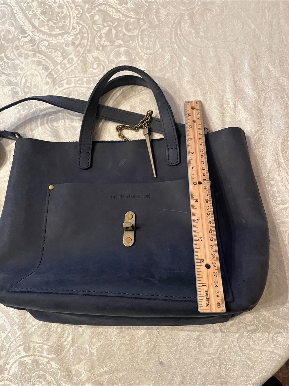 Portland Leather Navy Leather Shoulder Tote with Chain Accent Closure EUC LG - Picture 6 of 7